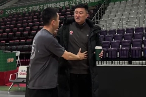 嘘寒问暖！杨鸣拍着杜锋肚子调侃后者胖了：夏天就这样