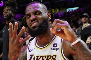 NBA官方配图老詹4万分：让我们一起祝勒布朗-詹姆斯40岁生日快乐