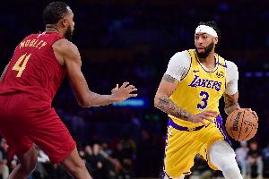 浓眉：莫布里和阿伦镇守篮下非常出色 他们前场板也冲抢了不少