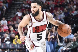 范弗里特得16分7板6助3断2帽 关键发球5秒违例&冲撞裁判“自杀”