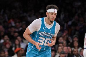 虎头蛇尾！赛斯-库里13中7拿到17分 下半场一分未得