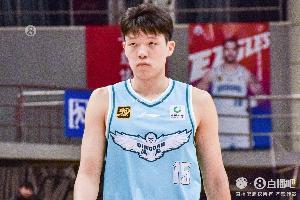 犯规惹的祸？杨瀚森半场出战10分30秒 1次出手无得分&但有3犯规