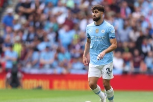 内维尔选格瓦为本季英超最佳左后卫，卡拉格：你没看过他比赛？