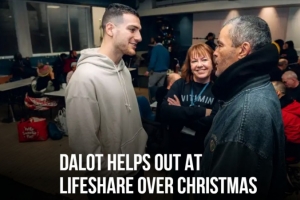 曼联后卫达洛特参加慈善机构的圣诞活动，并为一些志愿者送门票