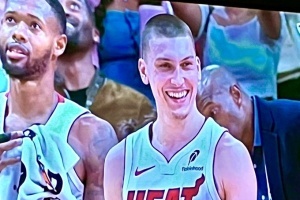 热火记者不满：马克-戴维斯因希罗被摔在地就把他驱逐了？