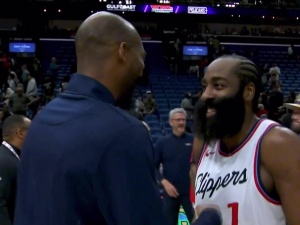 火箭兄弟！“连长”布鲁尔送上两记粉拳️哈登笑露松鼠牙