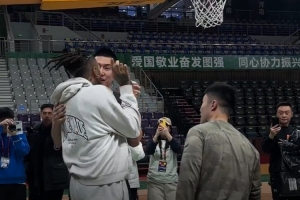 重回辽篮主场！辽粤大战赛前训练 莫兰德和老队友们一一互动