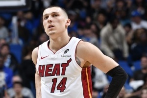 记者：笑死 希罗被摔后本有机会靠近阿门&但他退缩了