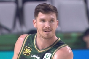 进攻靠你撑！利夫打满首节 6投3中&三分3中2贡献10分3板2助