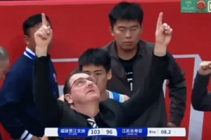 像夺冠一样！凯撒取得回归福建首胜&终结球队15连败 双手指天庆祝