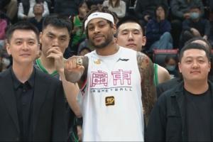 三冠功臣！莫兰德重回辽宁 辽篮总经理刘子庆亲自为其颁发戒指
