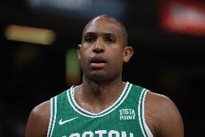 一铁到底！霍福德12中2仅得5分5板3助 仍了10个三分只进一个