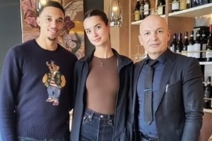 邮报：阿诺德和网红新女友在威尼斯度假，和前女友刚分手一个月