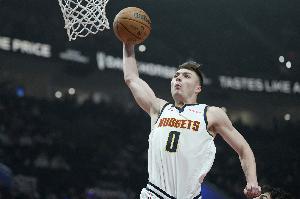 高效全能！布劳恩12中9贡献20分2板2助3断1帽 正负值+20