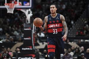 复出再找找状态！库兹马半场8中4&三分3中0拿8分3板3助