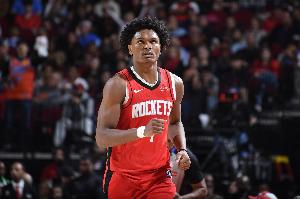 有血性也易冲动！阿门抱摔希罗被驱逐 全场拿到5分5板5助1断