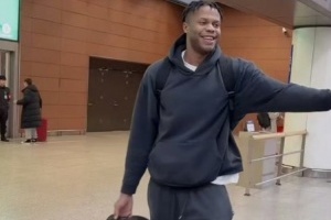 江南的城：辽宁男篮大外援贾斯汀-帕顿顺利抵达沈阳