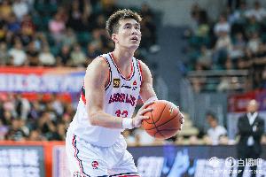 辽宁客战北京现场响起“还我艾伦”喊声 导演：这个怎么还你啊？