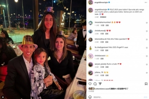 迪马利亚社媒晒一家人合影：祝愿大家新的一年充满爱与安康！