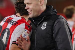 出生于1987年的瑞安·肖克罗斯，日前出任斯托克城代理主教练