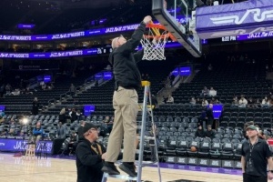 贾马尔-穆雷训练时发现爵士主场篮筐边缘弯曲 并要求检查