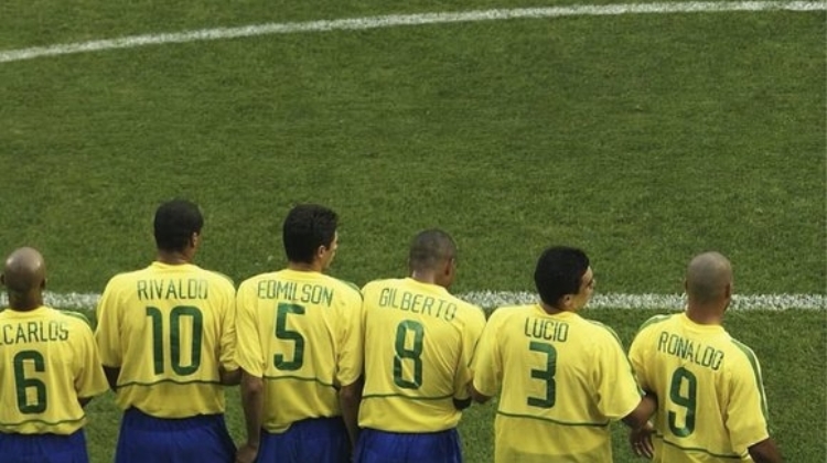 人墙？传奇墙！02年世界杯巴西队的人墙：大罗、瓦刀、卡洛斯……