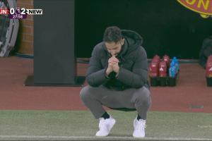 肢体语言消极阿莫林比赛中：抱头捂脸，双手合十蹲下