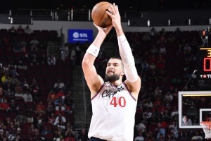 我是奥尼尔！祖巴茨13中9爆砍20分16板4助1断1帽 关键跳球锁胜局