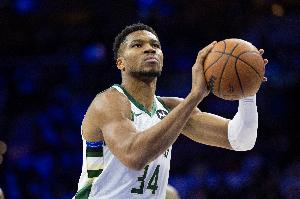 麦康纳：当字母哥开始命中中投时会很难防守 这会改变我们的战术