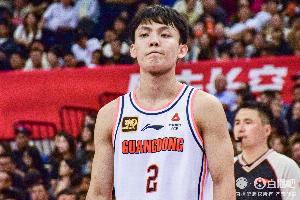 媒体人：广东的2、3号位没人能支配球 引进小外援真的要抓紧了