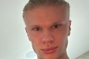 魔人的祝福哈兰德社媒晒自拍照：新年快乐！