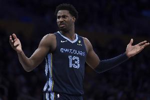 拉得不能再拉了！JJJ17投仅3中&三分6中0拿13分5板 还出现3失误