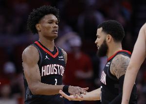 梁子结下了热火自媒体嘲讽火箭被驱逐5人：输不起的卢瑟