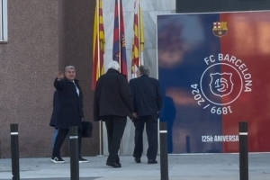 记者：今天是奥尔莫注册最后期限，拉波尔塔笑容满面上班