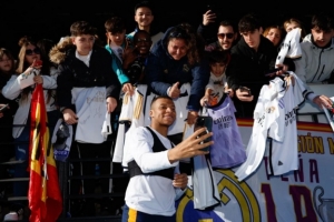 姆巴佩：2025更强大更快乐 努力拿下西超杯、欧冠、西甲等冠军