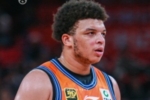 段冉：上海已经11连胜 洛夫顿的统治力简直是降维打击