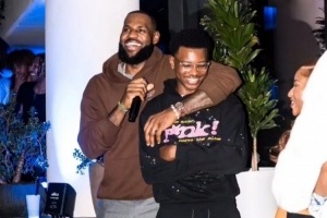 布莱斯：40岁生日快乐 历史上最伟大的篮球运动员 我爱你❤️