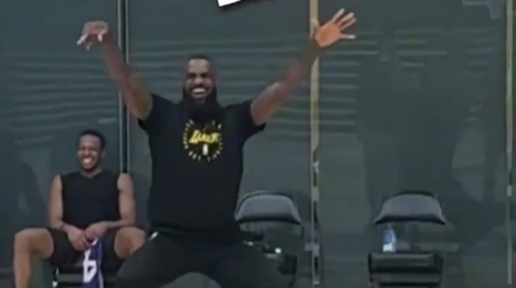 开幕雷击⚡️湖人官方晒詹姆斯训练期间魔性舞蹈：生日律动