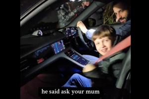 曼联小球迷说很喜欢他的车❤️然后阿莫林载着他绕卡灵顿跑了一圈