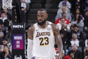 詹姆斯：湖人不是争冠球队 但这是好事 意味着我们还有提升空间