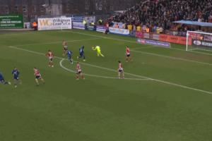 英甲南雄太！门将往自家球门掷球，助攻对手轻松破门