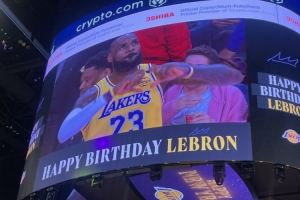 为湖人效力7载！詹姆斯比❤️&LA手势 示爱主场球迷