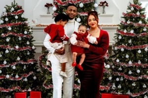 这颜值真高！福克斯晒与妻子&两个孩子合影：2024假期快乐