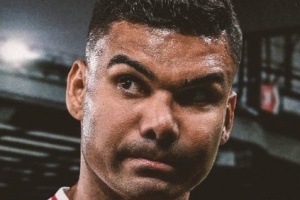 卡塞米罗社媒晒海报预热对阵纽卡：加油，曼联！