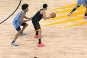 布克不满判罚&斯潘塞想抢球快发！两人起冲突！各吃1T！