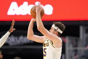 巨头数据里夫斯近3战场均29分8.3板12助 三项命中率50/44/85%