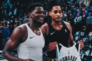 老乡见老乡！爱德华兹和瓦塞尔赛后交换球衣