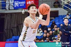 希望快点恢复！孙铭徽因流感仅上半场出战6分钟 除2犯规外数据皆0