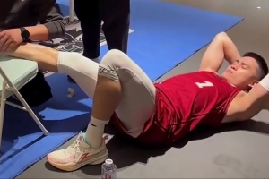 京媒：队医正为陈盈骏受伤的右脚踝做紧急处理 随后将去医院检查