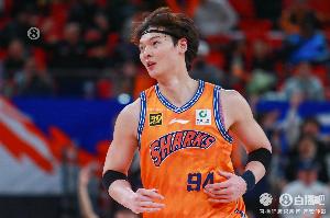 两双拿捏！王哲林10中5得到14分14板1助1断1帽 包括5个前场板